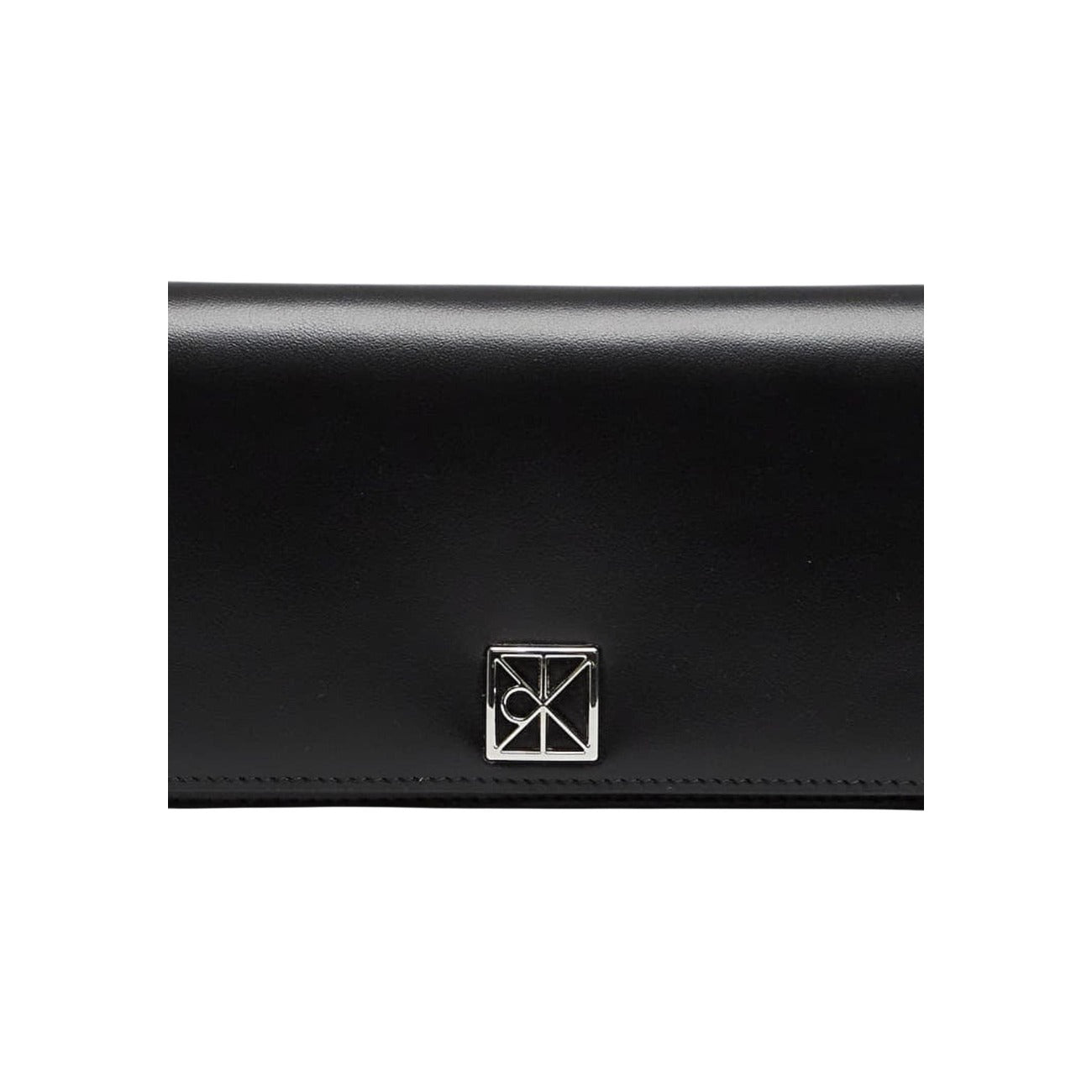 Portafoglio CK Bi-fold Monogram; pelle premium nera, slot carte multipli, chiusura con bottone automatico. L'accessorio essenziale che unisce lusso e funzionalità. Colore nero dettaglio logo 