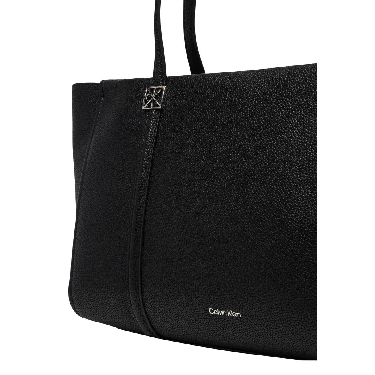 Borsa Tote Calvin Klein Emblem; 100% Poliuretano martellato. Chiusura con zip, doppi manici lunghi, dettagli dorati. Misure 48x25x15 cm. Borsa capiente 4 stagioni, stile casual-business. Dettaglio logo 