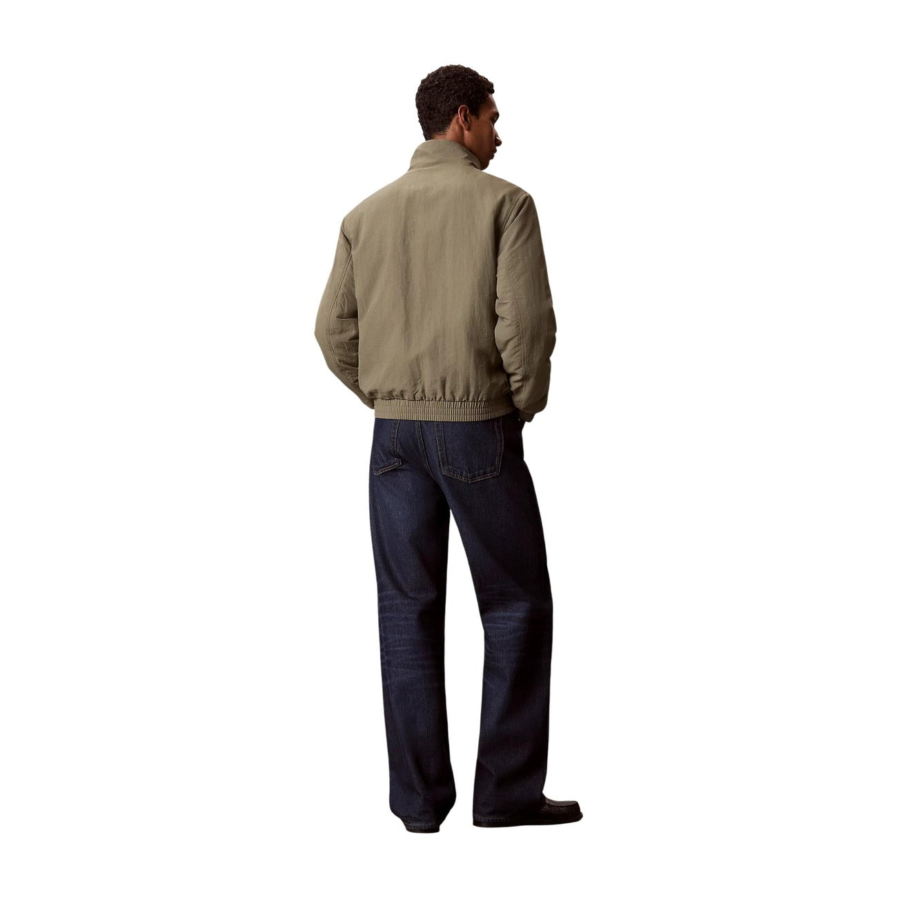 Giambotto bomber uomo Calvin Klein Jeans Harrington Jacket verde oliva C1822T0H3. Giacca impermeabile e antivento da uomo con cerniera lampo a 2 vie, collo alto, tasche frontali e fodera leggera, abbigliamento uomo autunno inverno.