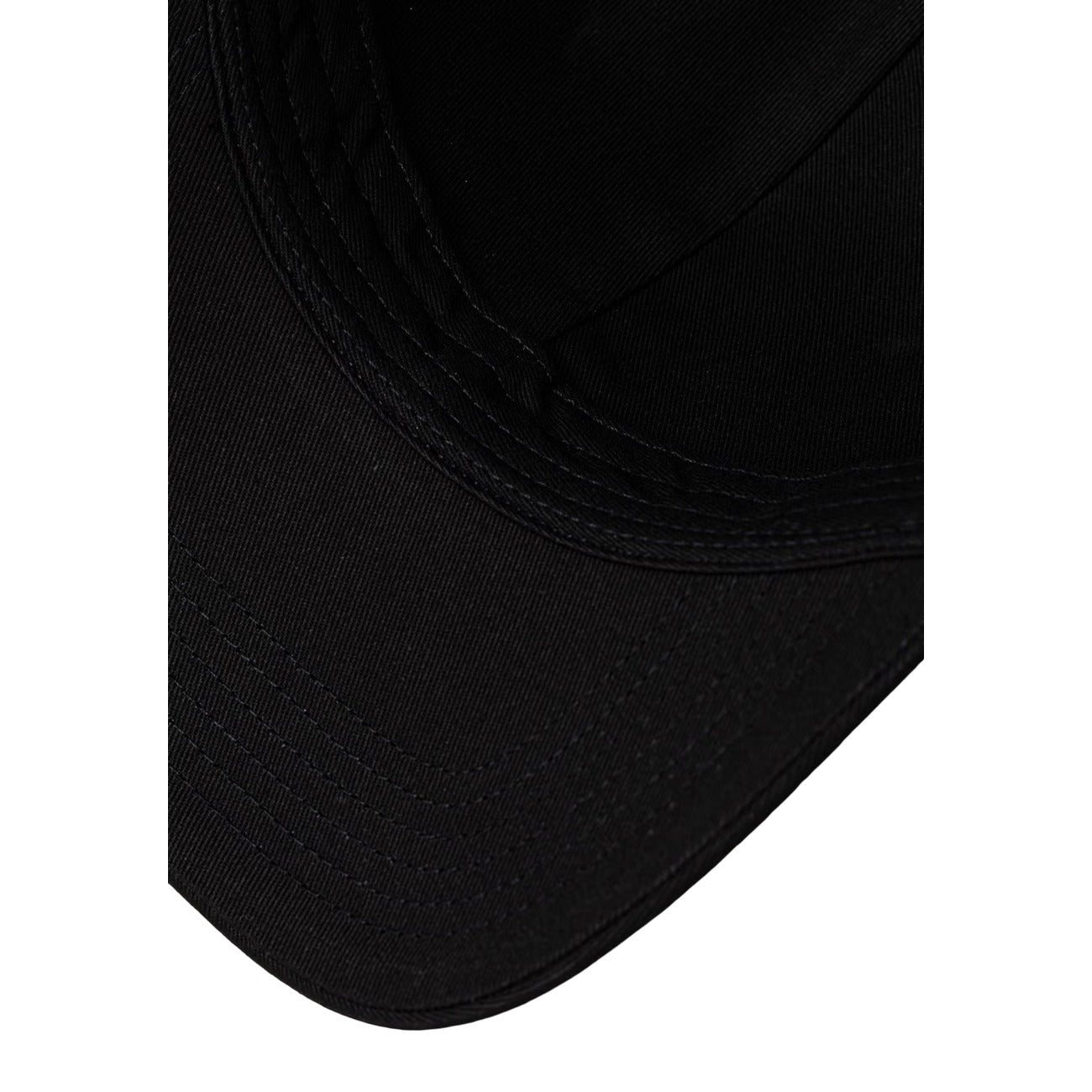 Cappello Trucker Calvin Klein; Nero. Frontale 100% cotone con patch logo, retro in rete, chiusura regolabile con fibbia in metallo. Lo stile minimalista e sportivo per i tuoi look quotidiani. Vista visiera