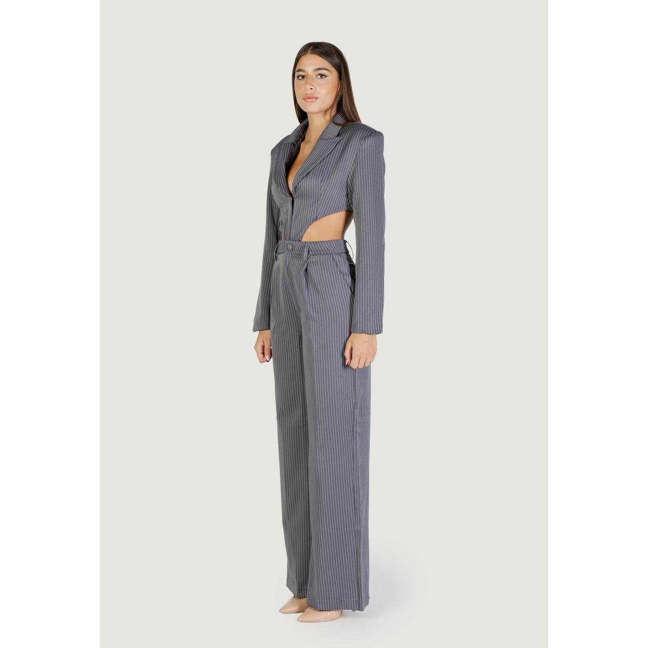 Tuta intera Colcci; Misto Viscosa Stretch. Dettagli cut-out, bottoni frontali, gamba larga. Jumpsuit donna elegante per cerimonie ed eventi serali. Colore grigio a righe 