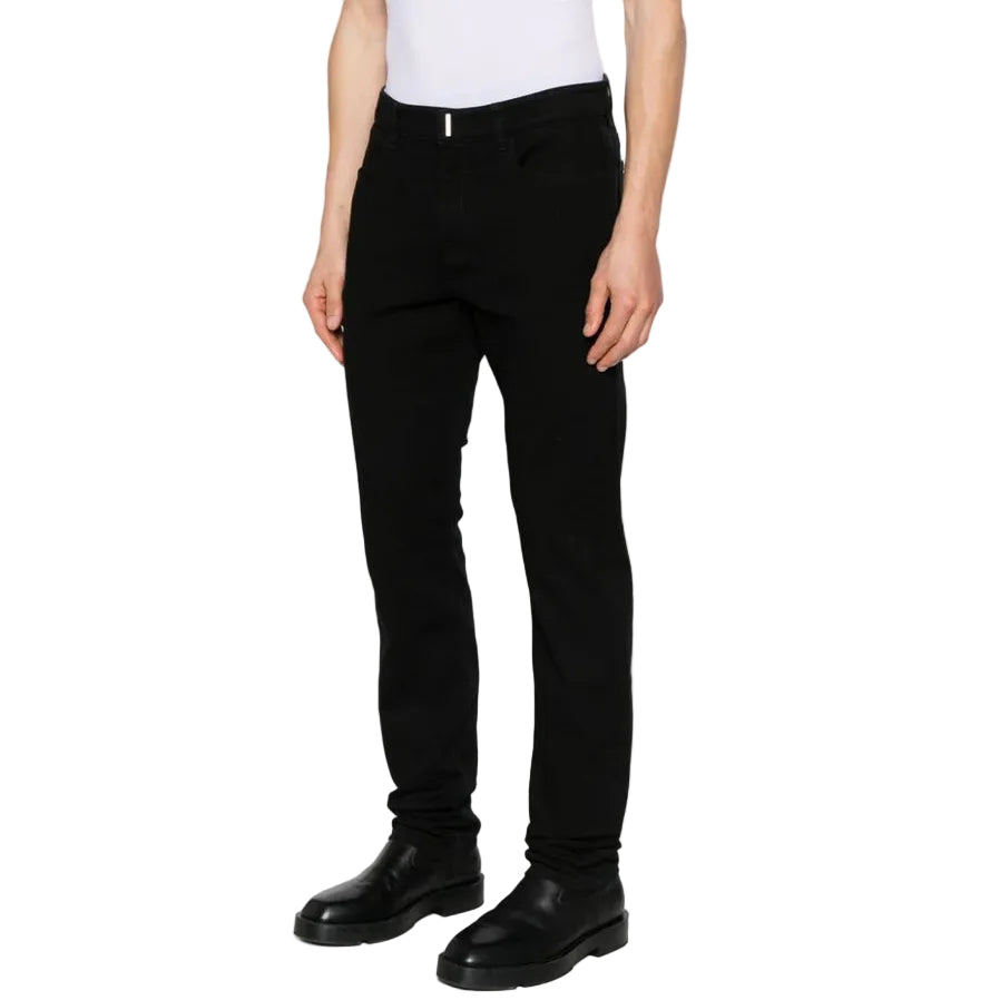 Jeans Givenchy uomo neri slim fit con bottoni tasche 98% cotone 2% elastan - vista frontale indossata da modello figura intera