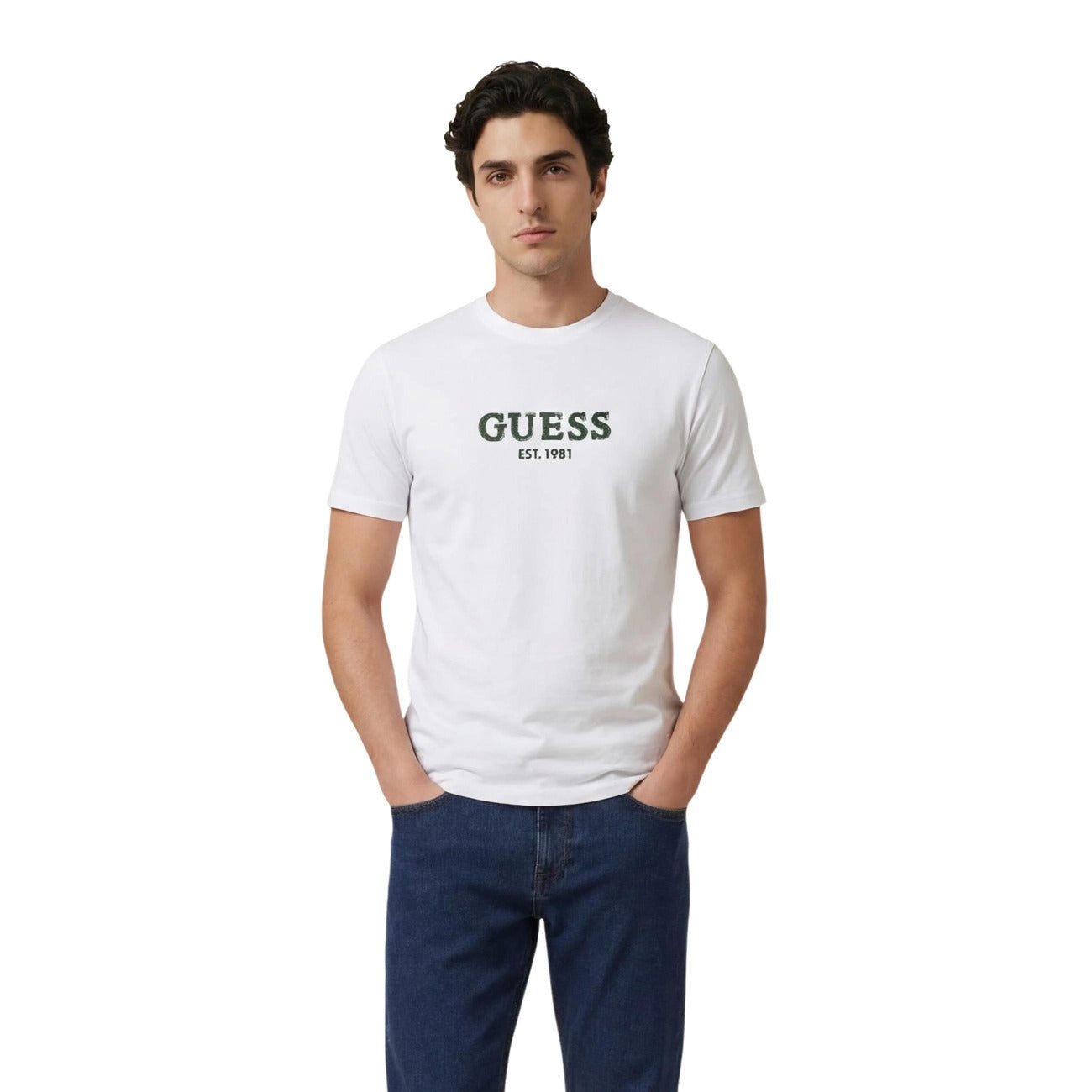 T-shirt bianca Guess con logo a contrasto e cuciture distintive, maniche corte, composizione in cotone e elastam per una vestibilità flessibile. Vista frontale 