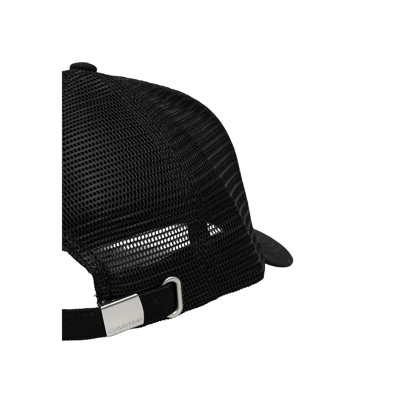 Cappello Trucker Calvin Klein; Nero. Frontale 100% cotone con patch logo, retro in rete, chiusura regolabile con fibbia in metallo. Lo stile minimalista e sportivo per i tuoi look quotidiani. Vista rete posteriore 