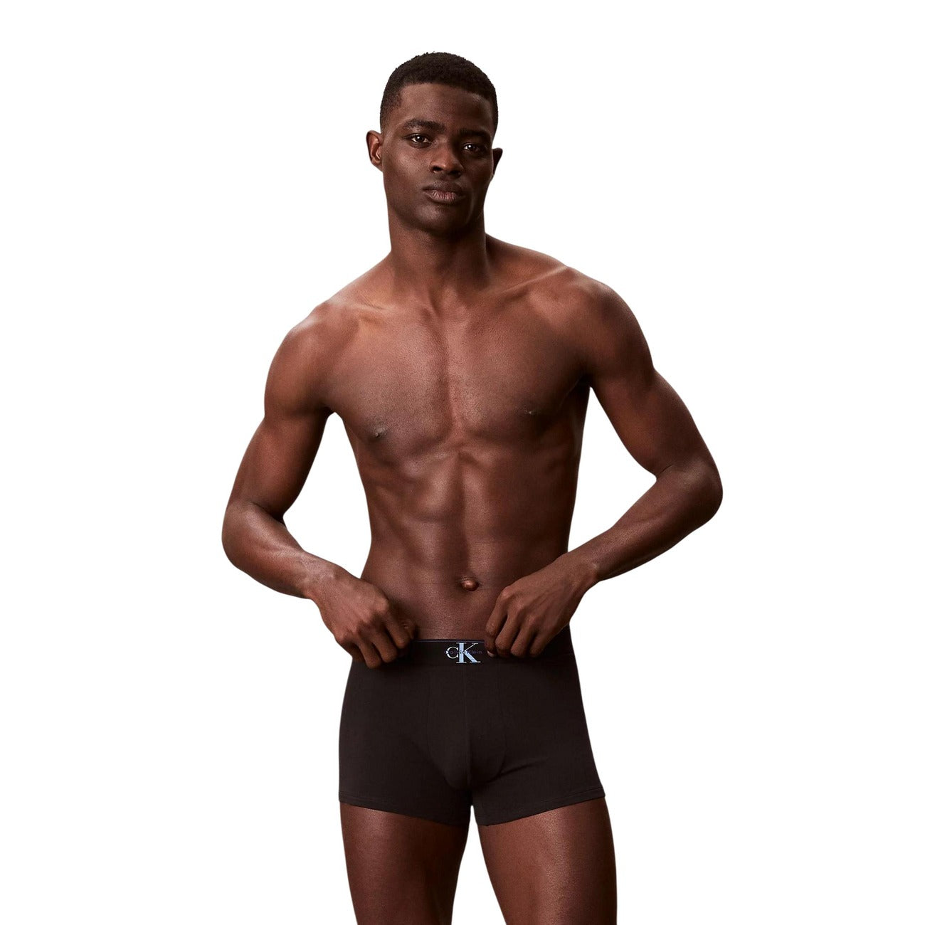Pack 3 Boxer Trunk CK; Cotone Stretch. 95% Cotone e 5% Elastam, vita regolare con fascia logata, design traspirante e aderente. Qualità premium per l'uso quotidiano, supporto eccellente. Nero vista frontale da modello 