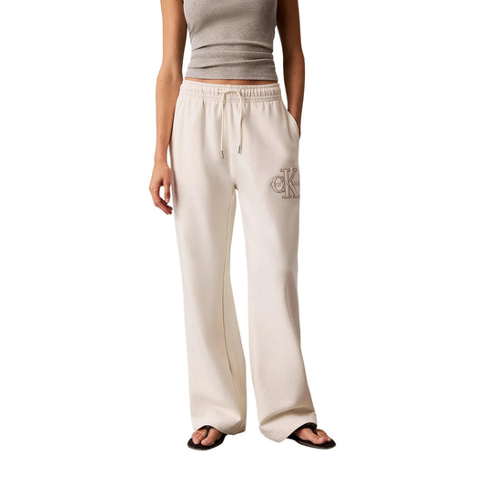 Pantaloni Sportivi Bianchi Calvin Klein; 100% Cotone. Taglio Loose, maxi logo ricamato, vita con coulisse. Traspiranti, morbidi e dallo stile urban rilassato. Frontale 