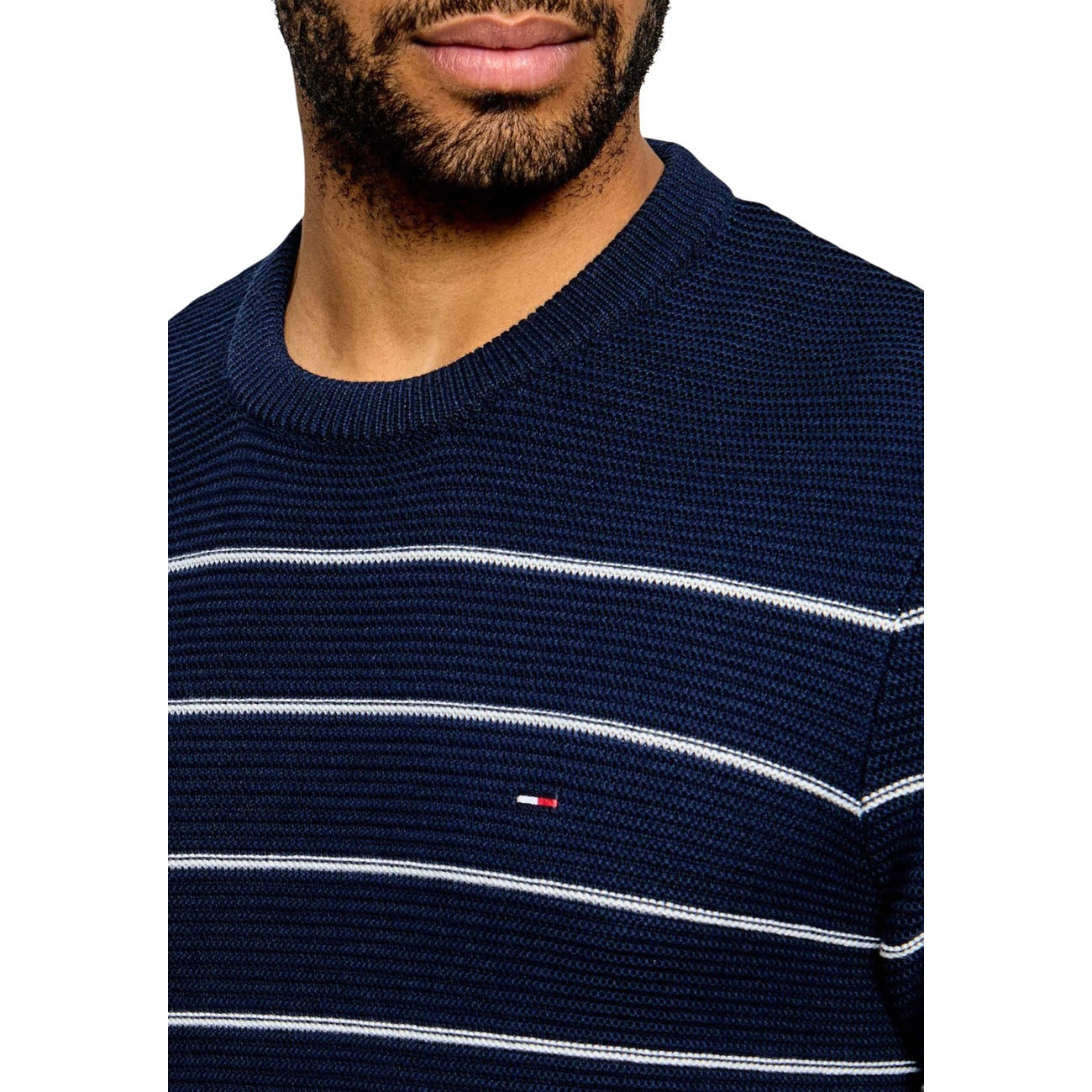 Maglione Blu a Righe Tommy Jeans; 100% Cotone Rigenerato. Girocollo, logo ricamato, bordi a costine. Stile casual, texture consistente, ideale per la primavera e l'autunno.