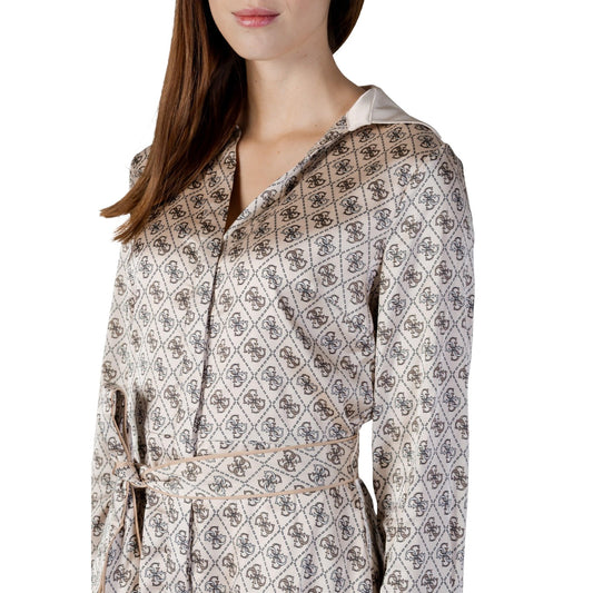 Abito Mini Guess Portafoglio; Raso Stretch Riciclato. Maniche lunghe, scollo a V incrociato, logo 4G metallico in vita. Vestito donna elegante, seducente e responsabile. Dettaglio 