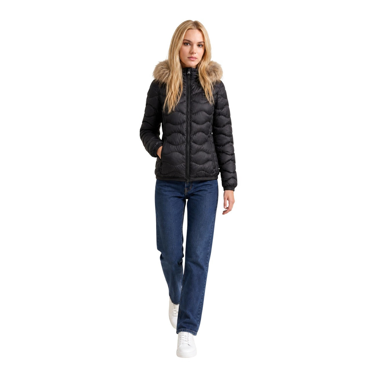 Piumino donna Blauer nero ecopelliccia Aldie 26WBLDC03034. Giubbotto corto da donna nero slim fit trapuntato a onde con cappuccio in pelliccia sintetica, zip doppio cursore e logo Blauer sulla manica, giacca invernale calda casual chic.