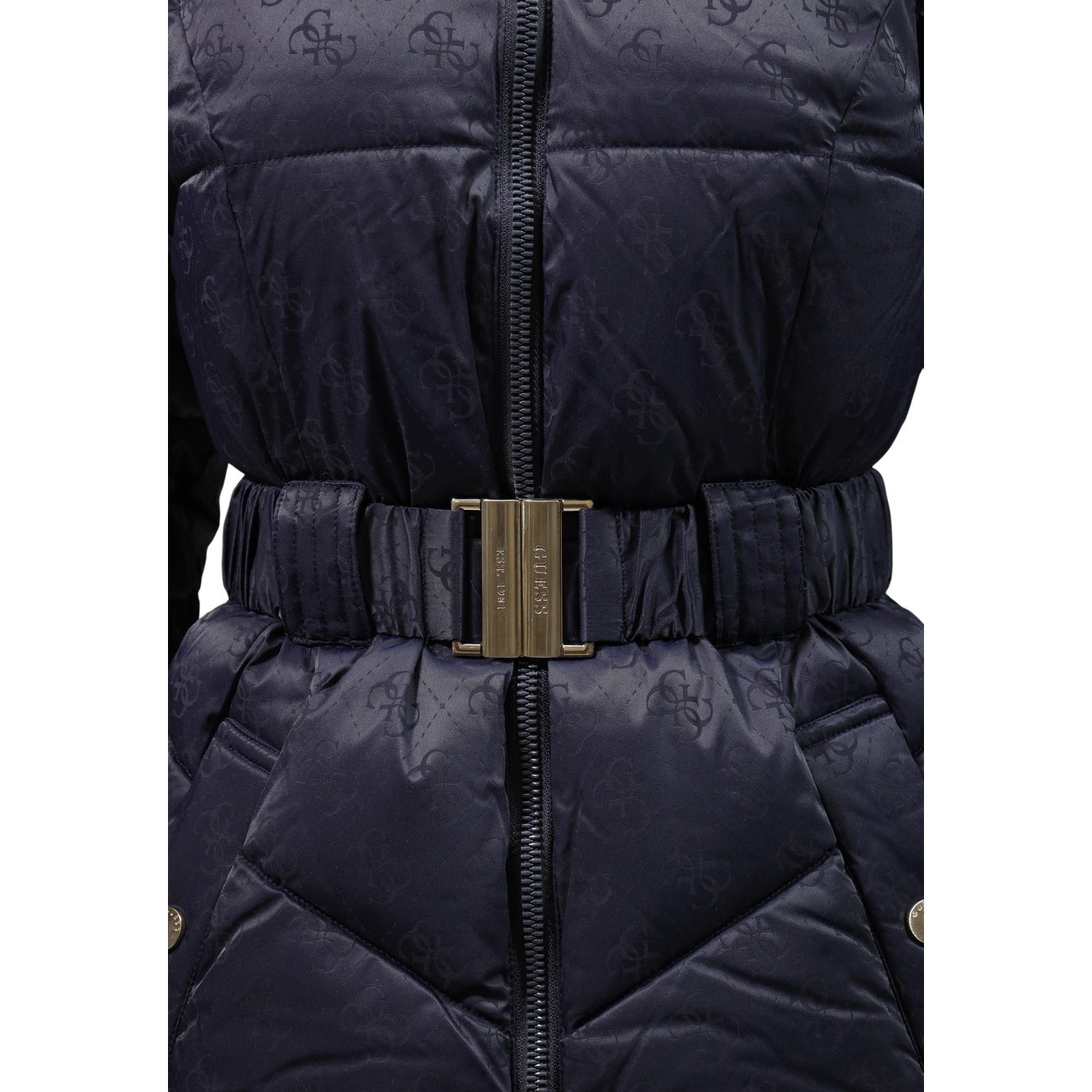 Piumino Guess donna New Imma Logo W6BL50 W4144. Giambotto lungo/midi imbottito sfiancato con cintura, trama logata all-over tono su tono, cappuccio e chiusura con cerniera, collezione autunno inverno. 