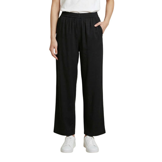 Pantaloni Culotte Only Onlaris; 93% Viscosa Sostenibile. Gamba ampia, vita elastica, tasche laterali. Pantaloni donna freschi, leggeri e facili da abbinare per la PE26. Colore nero vista frontale 
