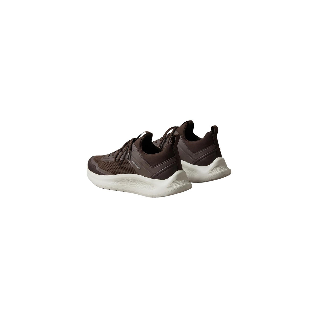 Sneakers Brown Calvin Klein Airfit®; Suola EVA ultraleggera. Tomaia in rete e neoprene, soletta ammortizzante anti-fatica. Design tecnico, flessibile e traspirante. Comfort premium per tutti i giorni. Posteriore laterale 