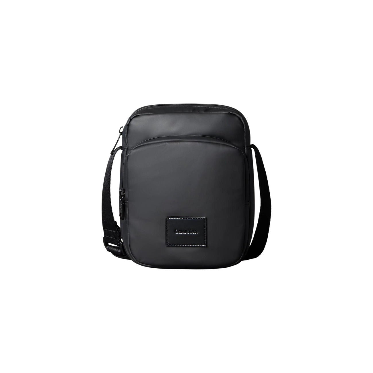 Tracolla uomo Calvin Klein Puffer Utility; 60% Poliestere Riciclato. Design imbottito, tasca frontale zip, logo CK. Borsa reporter compatta, resistente e sostenibile. Vista frontale 