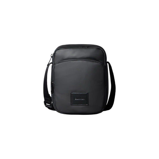 Tracolla uomo Calvin Klein Puffer Utility; 60% Poliestere Riciclato. Design imbottito, tasca frontale zip, logo CK. Borsa reporter compatta, resistente e sostenibile. Vista frontale 