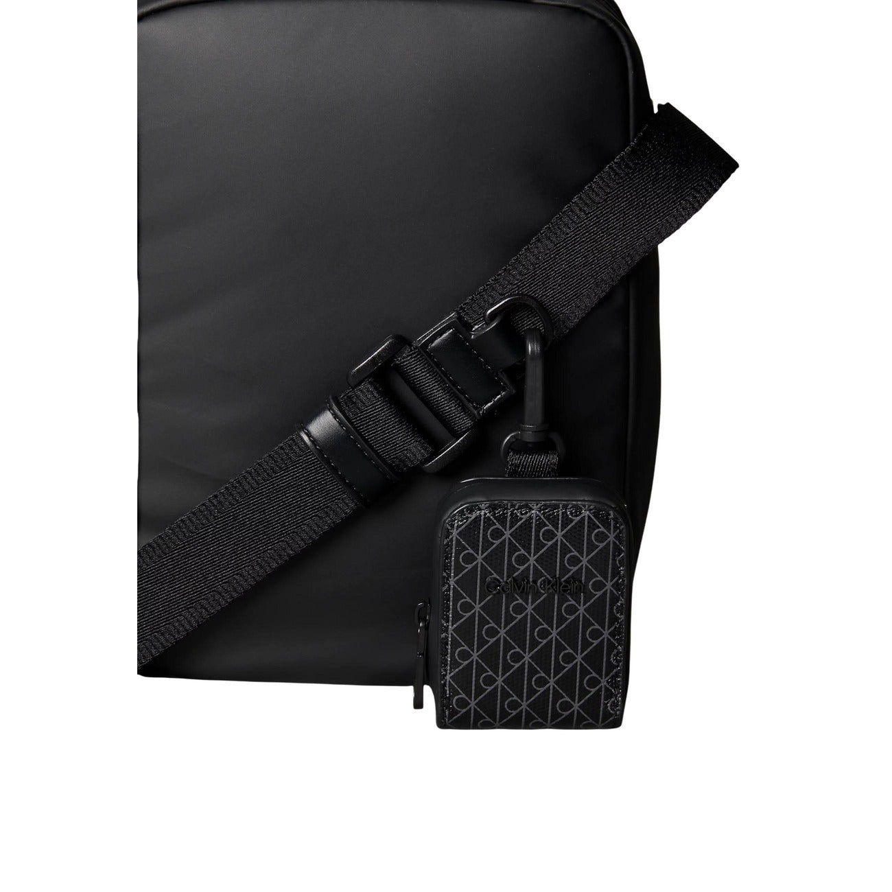 Tracolla uomo Calvin Klein Puffer Utility; 60% Poliestere Riciclato. Design imbottito, tasca frontale zip, logo CK. Borsa reporter compatta, resistente e sostenibile.