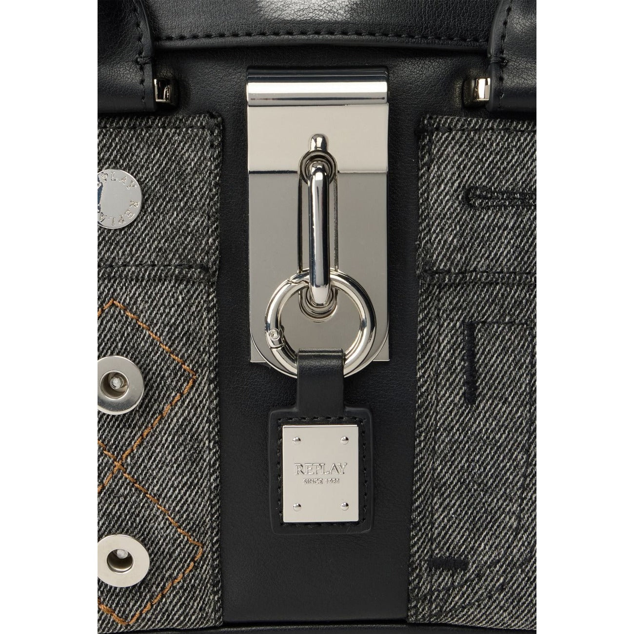 Borsa Tote Replay Nera; Design stile denim con bottoni decorativi. Chiusura con zip, doppi manici e tracolla. Dimensioni maxi 40x27 cm. Mix di poliestere e poliuretano resistente per un look casual-sofisticato 4 stagioni. Dettaglio logo 