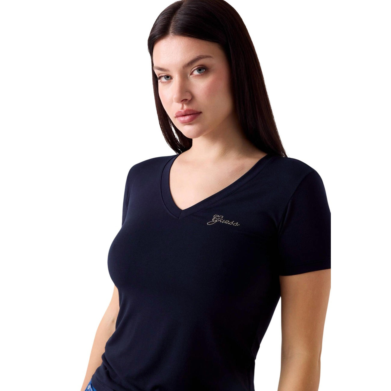 T-shirt Guess donna blu con scollo a V modello W6YI13 K3853. Maglietta a maniche corte slim fit in tessuto traspirante di modal elasticizzato blu scuro con piccolo logo Guess sul davanti, maglia estiva casual e comoda per la bella stagione.