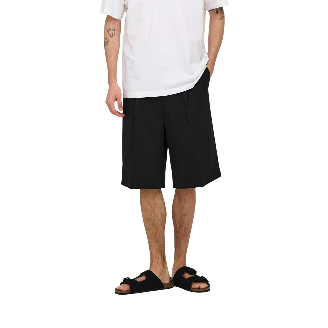 Bermuda Neri Loose Tailored Only & Sons; 78% Poliestere Riciclato. Vestibilità ampia, dettagli sartoriali, tessuto elasticizzato e leggero. Eleganti, sostenibili e freschi per l'estate. Vista frontale 