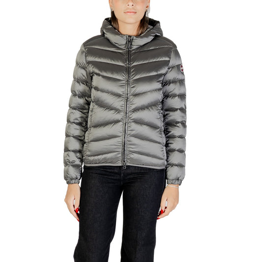 Piumino donna Colmar Originals grigio 22192YO 506. Giacca invernale calda da donna grigia con trapuntature oblique, cappuccio fisso, zip doppio cursore, tessuto riciclato idrorepellente e piuma RDS, giubbotto slim casual elegante.