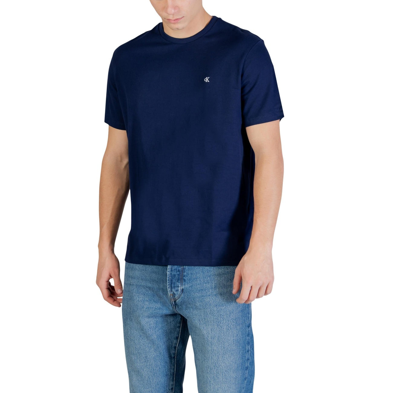 T-shirt CK Jeans Classic Monogram; Blu Navy. 100% Cotone. Regular fit, logo piccolo ricamato, scollo a girocollo. Comfort naturale, stile minimalista d'autore.