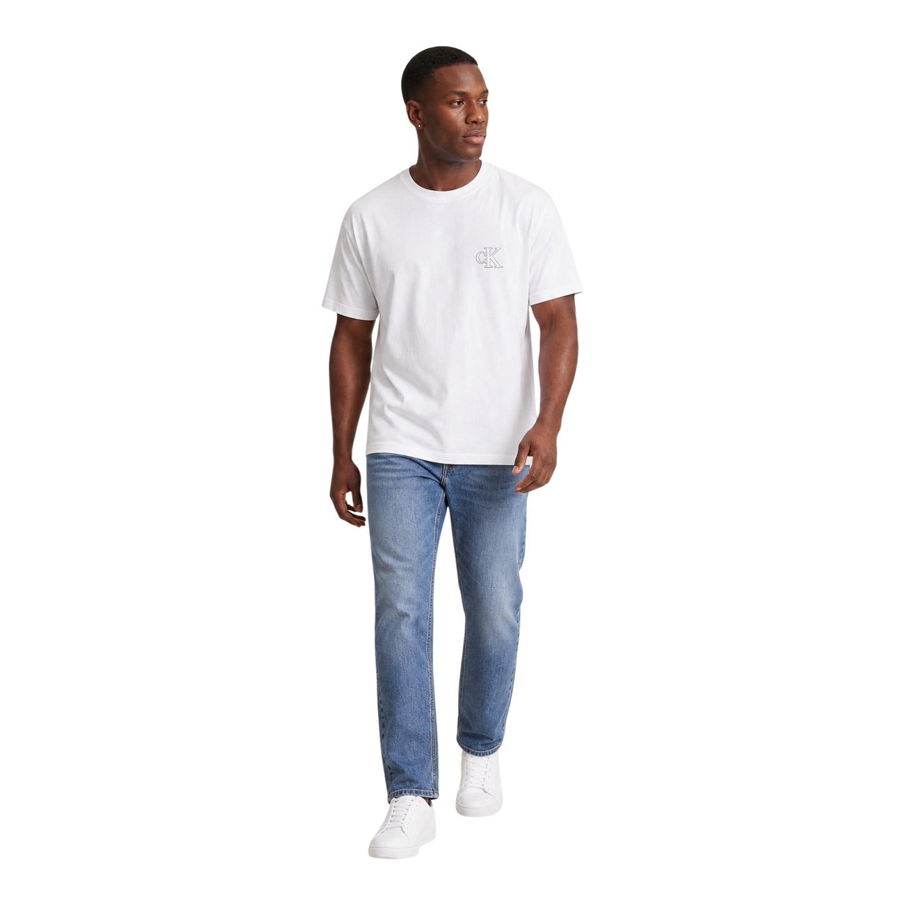 T-shirt Bianco Calvin Klein; Logo Goffrato in rilievo. 100% Jersey di Cotone. Vestibilità regolare, girocollo a costine, morbidezza premium. Stile minimalista e ricercato. Frontale figura intera 