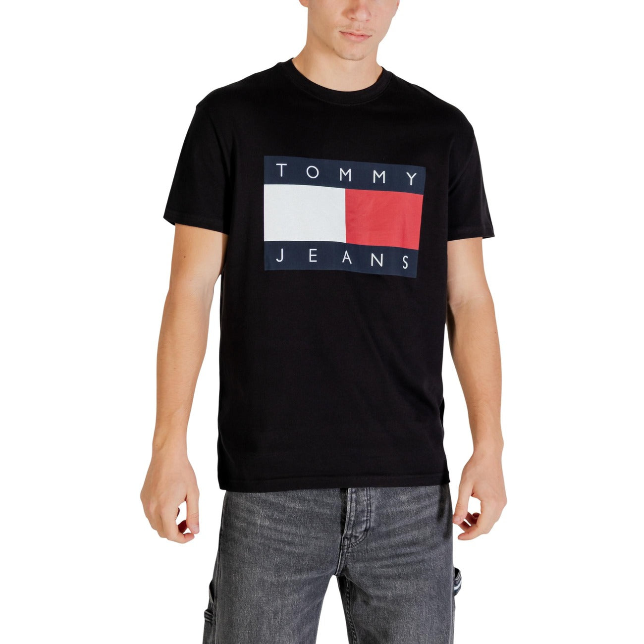 T-shirt Tommy Jeans Flag Badge; 100% Cotone. Regular fit, girocollo, logo ricamato. Maglia uomo in jersey di alta qualità, fresca e versatile per tutto l'anno. Colore nero vista frontale 