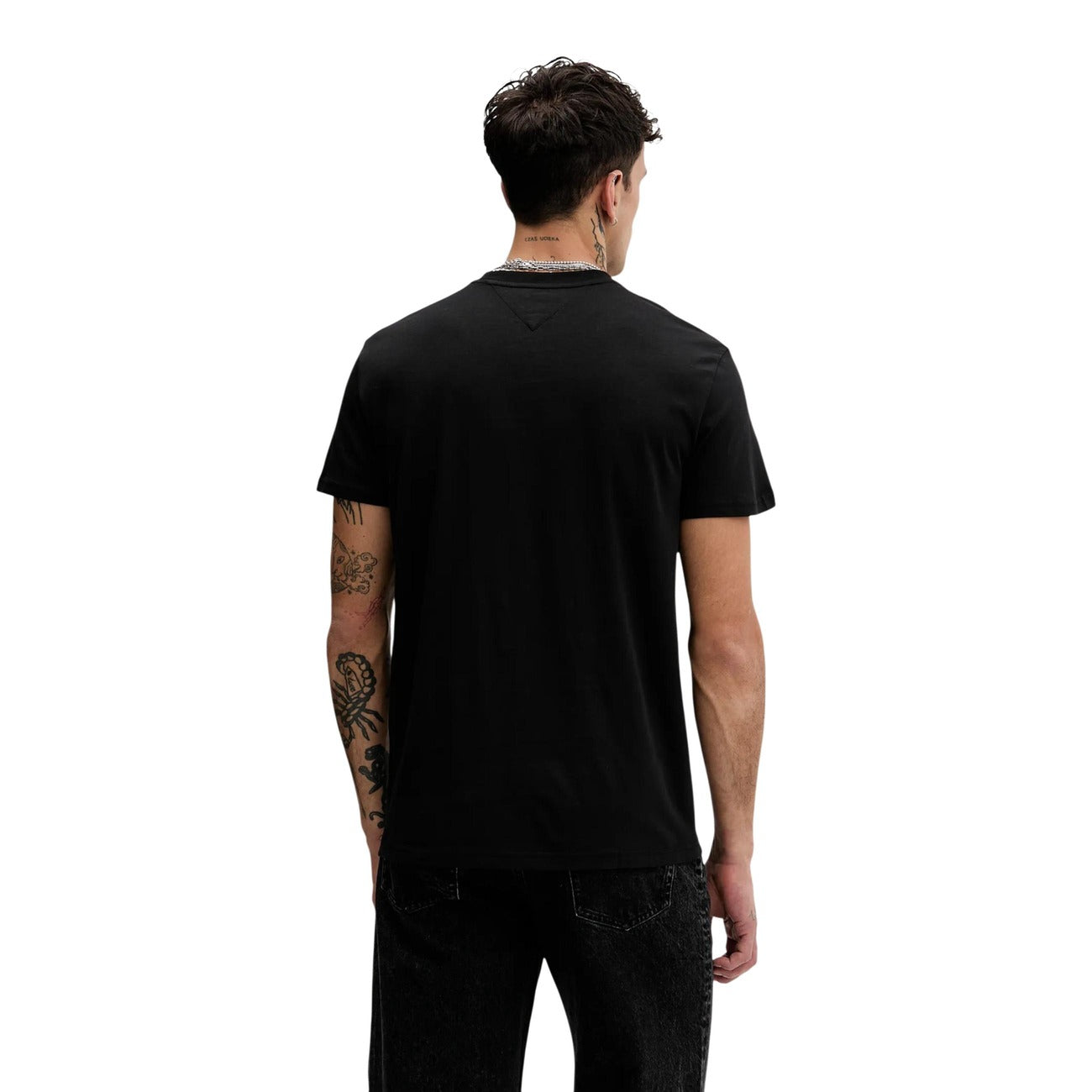T-shirt Calvin Klein Jeans Nera NYC; 100% Cotone. Logo frontale stampato, maniche corte, vestibilità regular. Capo versatile 4 stagioni, stile casual-urbano autentico. Vista posteriore 
