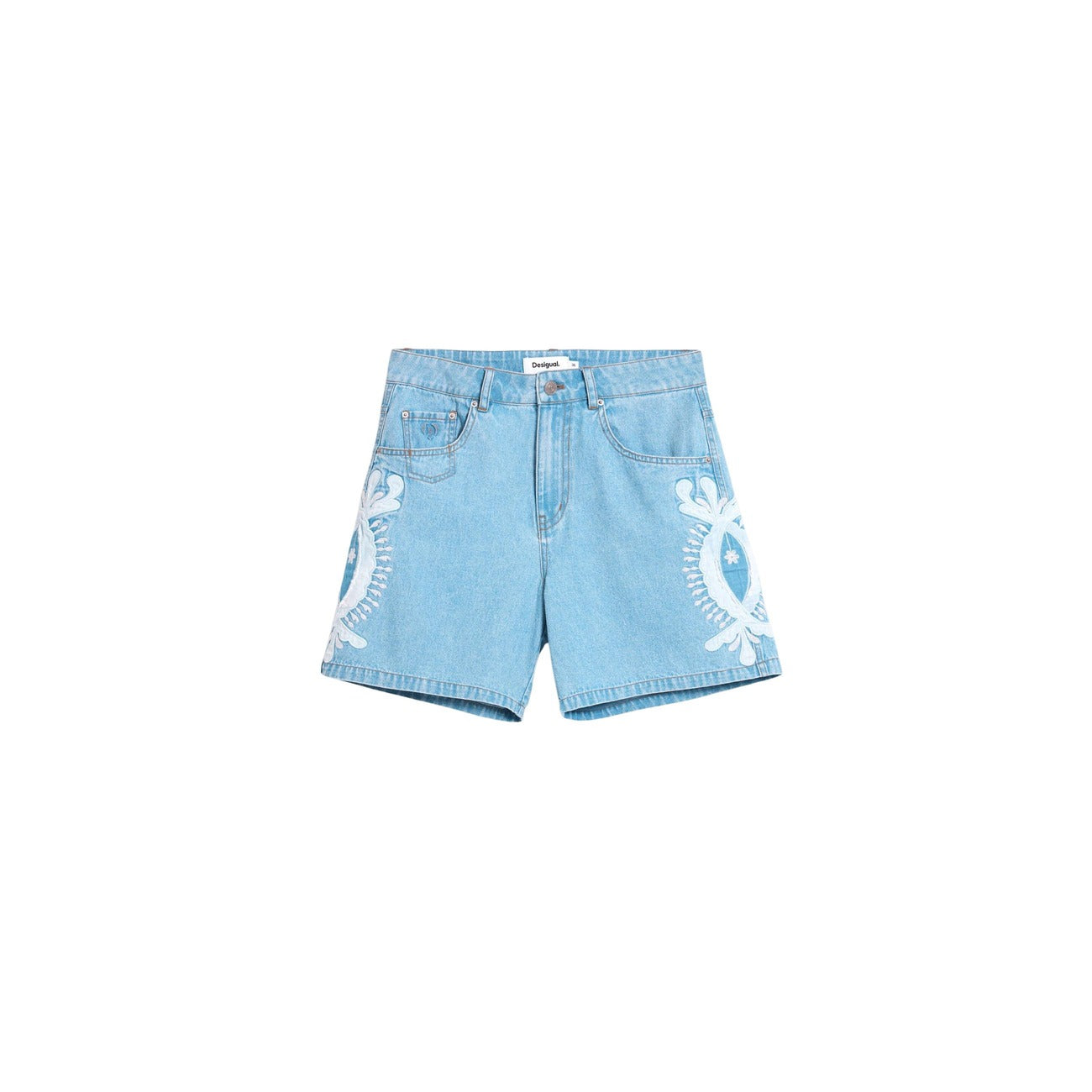 Shorts Denim Desigual Ricamati; 100% Cotone Sostenibile. Colore blu con dettagli multicolore, chiusura con zip e bottone, logo in rilievo. Fit regular, collezione SS26. Vista stesa 