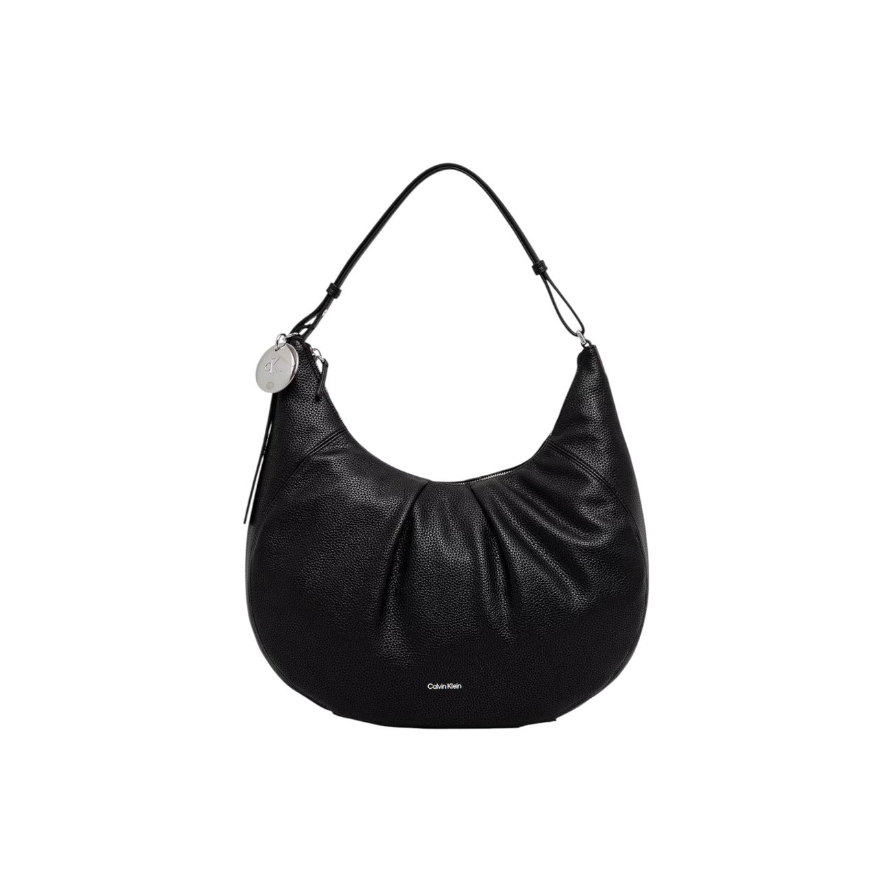 Borsa a Spalla Donna Calvin Klein Engraved; Nero. 100% Poliuretano effetto martellato, chiusura zippata, manico regolabile e finiture metalliche logate. Misure capienti (33x33 cm), stile minimalista 4 stagioni. Vista frontale 