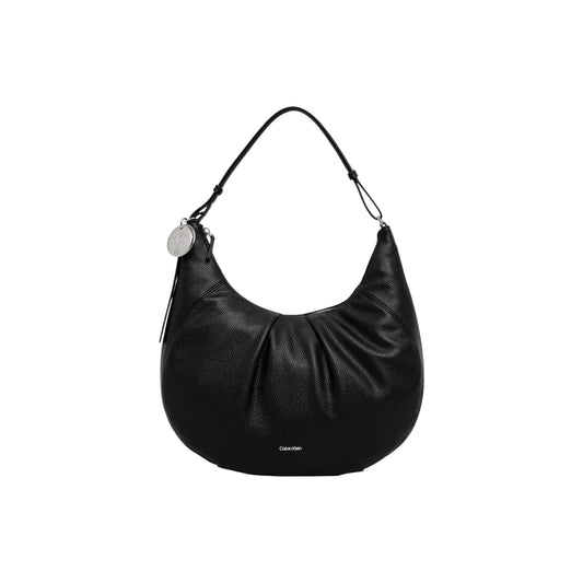 Borsa a Spalla Donna Calvin Klein Engraved; Nero. 100% Poliuretano effetto martellato, chiusura zippata, manico regolabile e finiture metalliche logate. Misure capienti (33x33 cm), stile minimalista 4 stagioni. Vista frontale 
