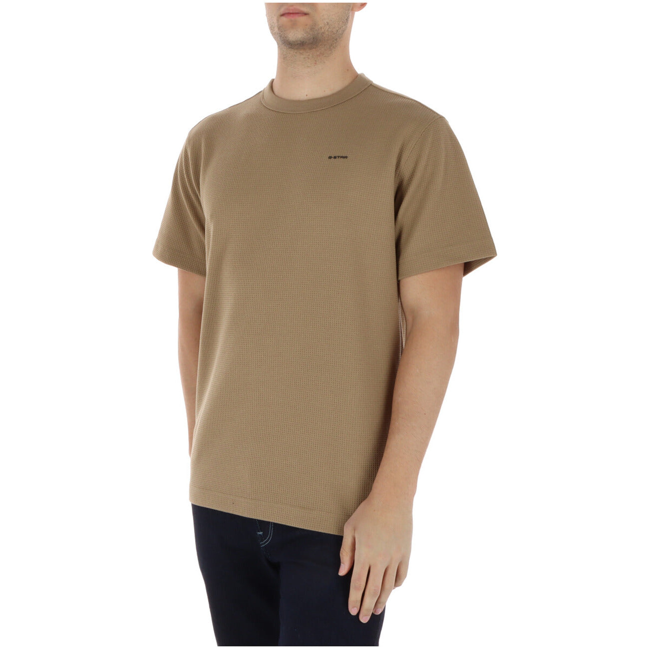 G-Star T-shirt D28609 Beige; 34% cotone organico, 64% poliestere, 2% elastan. Maglia tecnica leggera e resistente per un outfit quotidiano raffinato. Vista frontale 