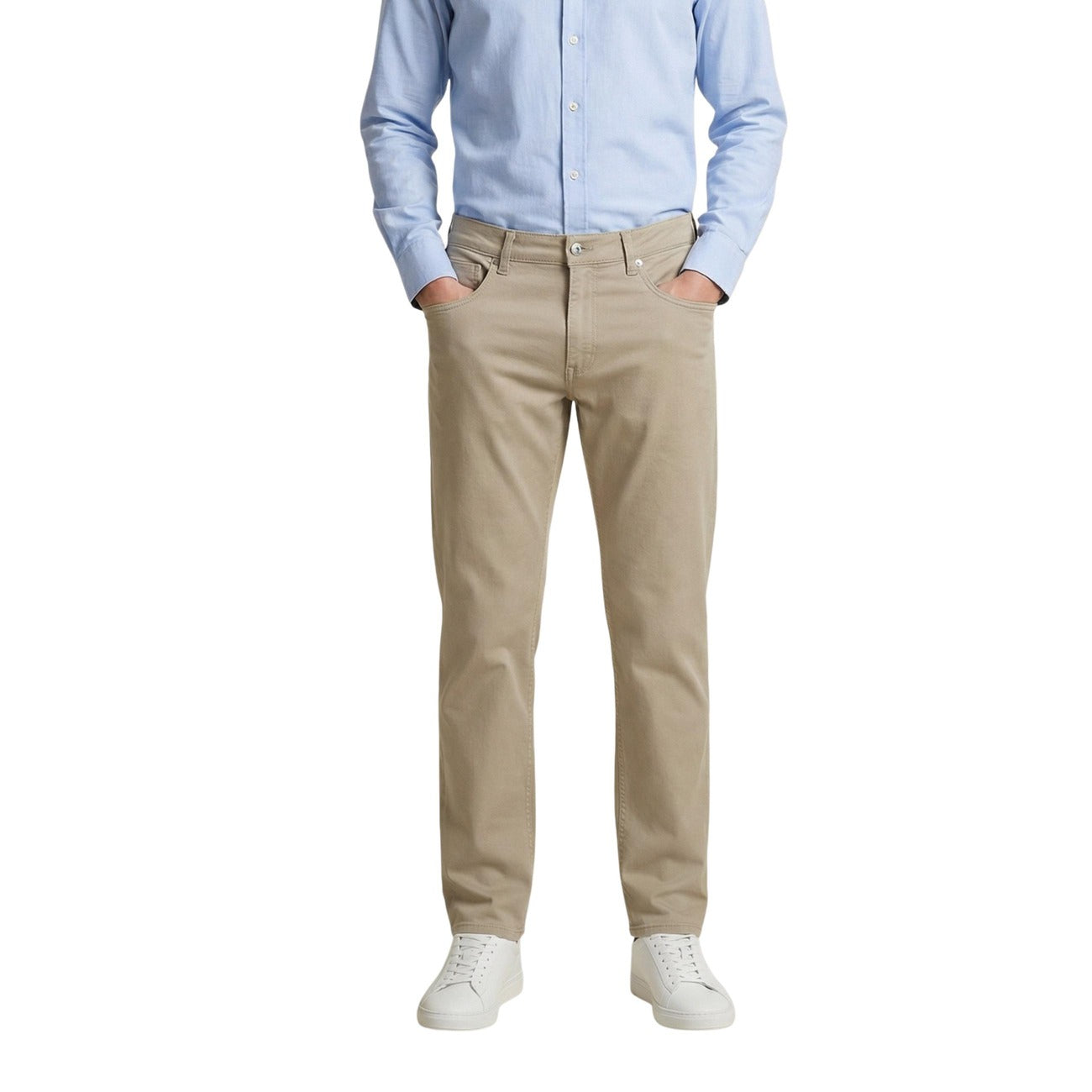 Pantaloni Slim Beige Guess Angels; Cotone Stretch Premium. Modello 5 tasche, vestibilità aderente e flessibile, stile casual-chic. L'indispensabile 4 stagioni per un guardaroba moderno. Vista frontale 