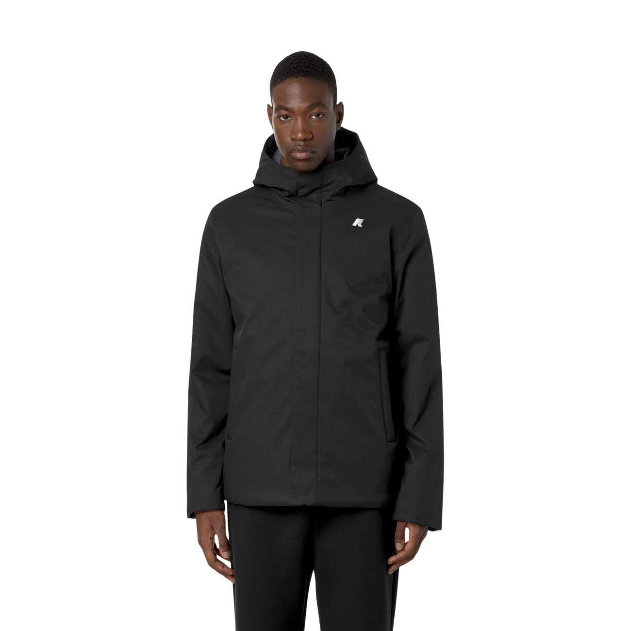Giacca K-Way Jacko nero uomo K8133DW. Giambotto corto impermeabile da uomo per autunno e inverno in poliestere antivento con imbottitura ecologica PrimaLoft, cappuccio con coulisse, zip coperta da patta e vestibilità regular.
