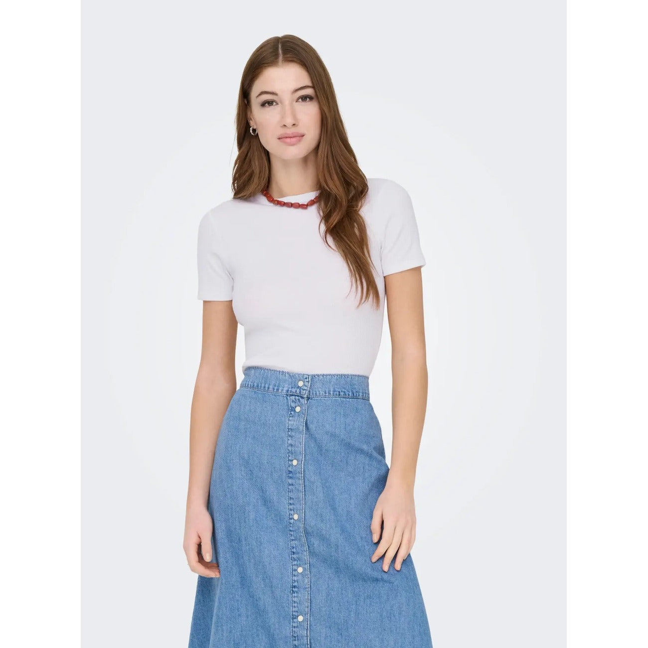 T-shirt Donna Only; Maglietta a maniche corte aderente tight fit in misto viscosa e poliestere stretch. Scollo paricollo tondo, stile casual-luxury essenziale per la primavera e l'estate. Bianco 