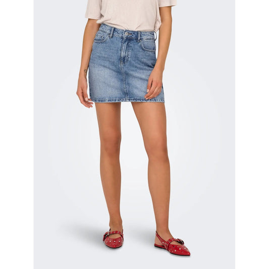 Gonna Corta Jeans Donna Blu Chiaro Only; Minigonna in puro cotone denim sostenibile con chiusura a bottoni e passanti per cintura. Cinque tasche, stile casual e intramontabile. Vista frontale 