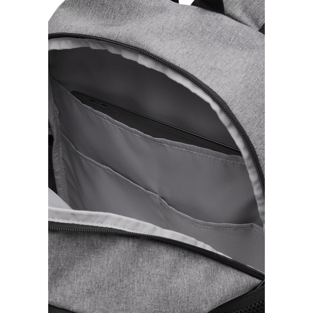 Zaino Uomo Grigio Under Armour Hustle Sport 6.0; Struttura 100% poliestere resistente con chiusura a zip e logo frontale. Sistema elastico porta-accessori, tasche laterali in rete e spallacci comfort regolabili, stile sportivo 4 stagioni. Vista aperta 