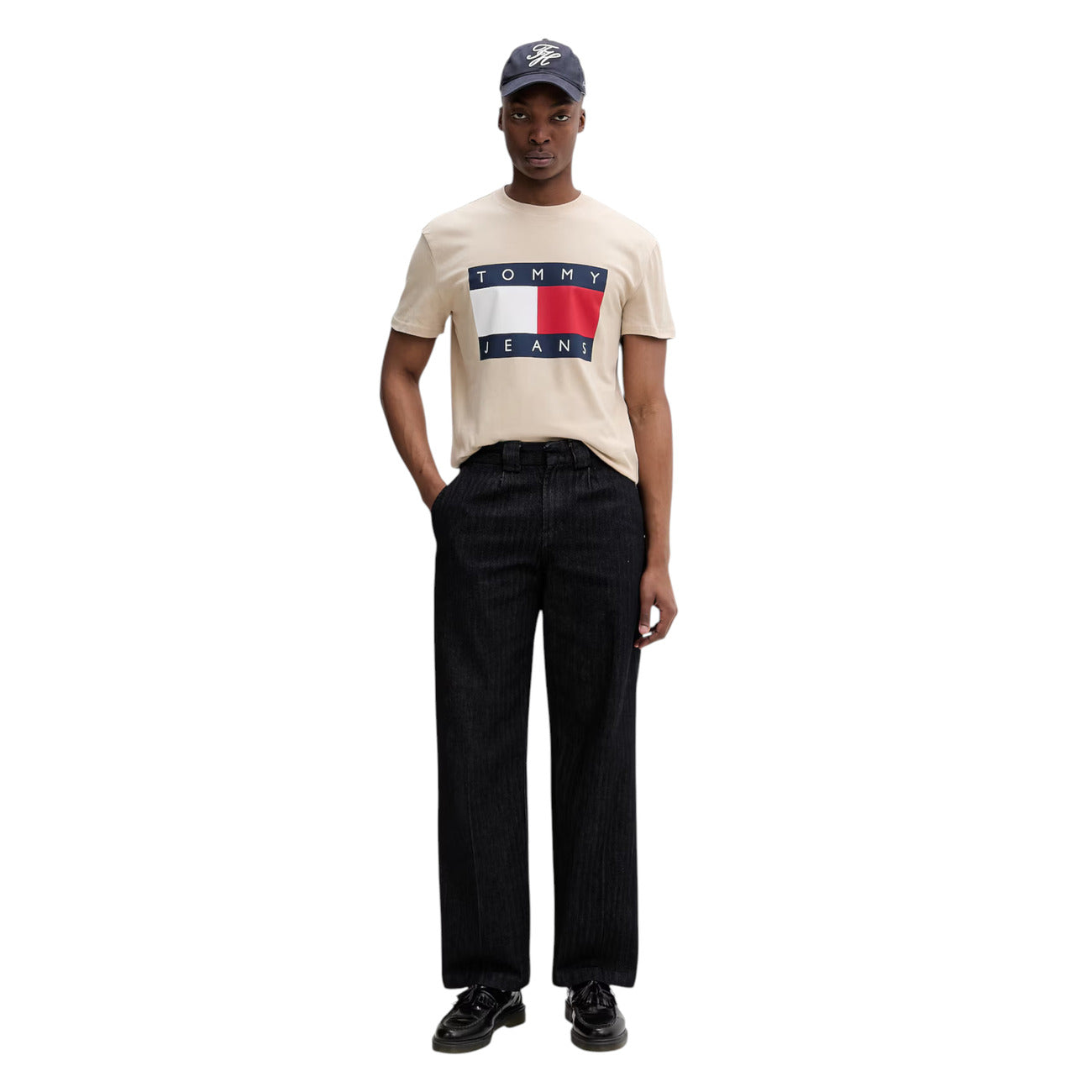 T-shirt Maniche Corte Beige Uomo Tommy Hilfiger Jeans; 100% cotone rigenerato ecosostenibile. Taglio dritto regular fit e scollo tondo girocollo. Stampa logo iconico sul petto, stile casual-luxury 4 stagioni. Figura intera frontale 