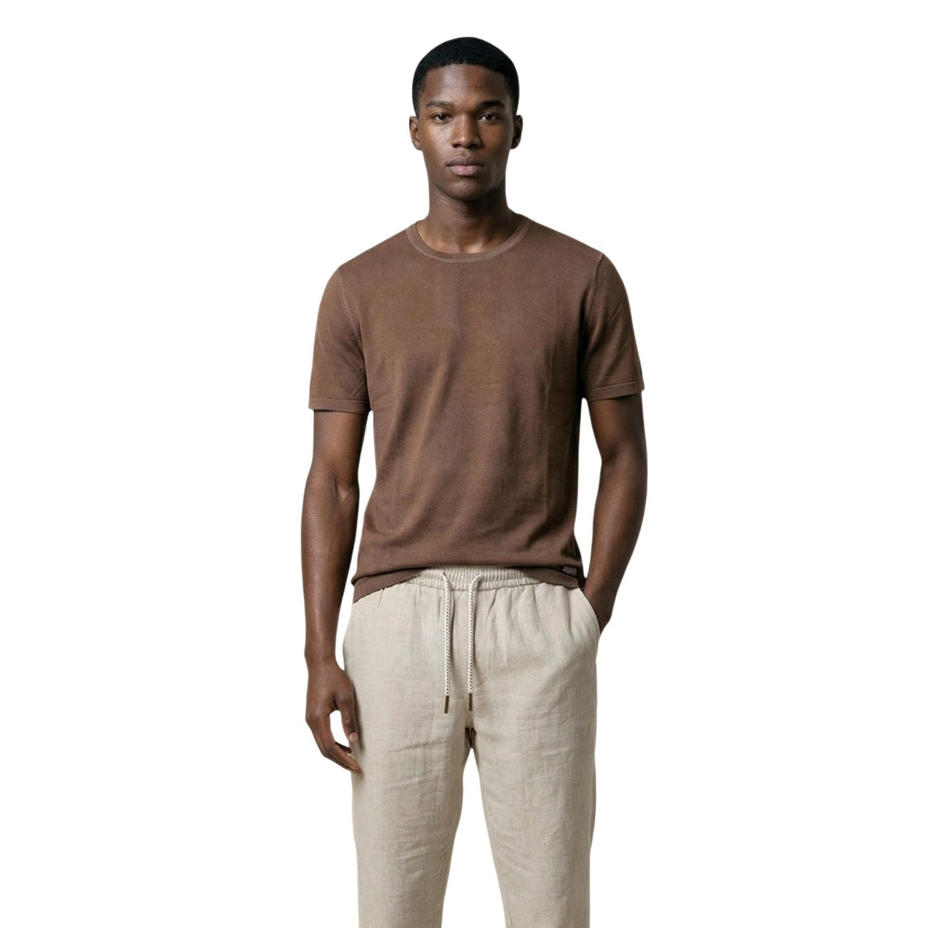 Gianni Lupo Maglia marrone in Filo S26; maglieria estiva a manica corta, tessuto fresco e setoso, perfetta per outfit smart-casual in abbinamento a pantaloni eleganti o denim. Vista frontale