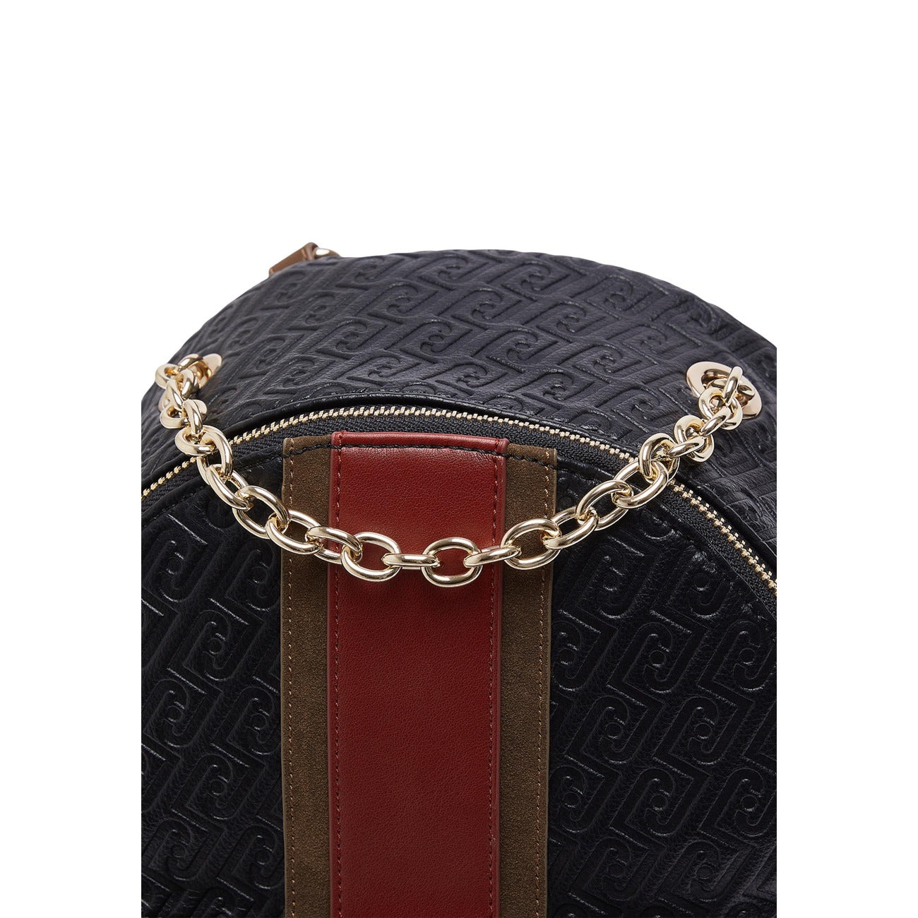 Zaino Liu Jo nero logo rilievo AF6111 E1141. Zainetto da donna nero in ecopelle con catena dorata sulla tasca frontale, spallacci regolabili e chiusura zip, zaino elegante da città e viaggi 4 stagioni.