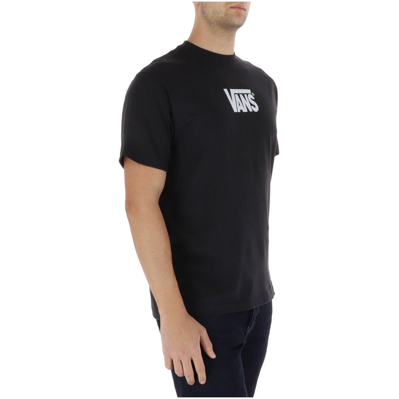Vans Stretch Logo Tee; 100% cotone, logo frontale, vestibilità rilassata. La t-shirt iconica e versatile per il tempo libero e lo skate. Colore nero vista frontale Laterale 
