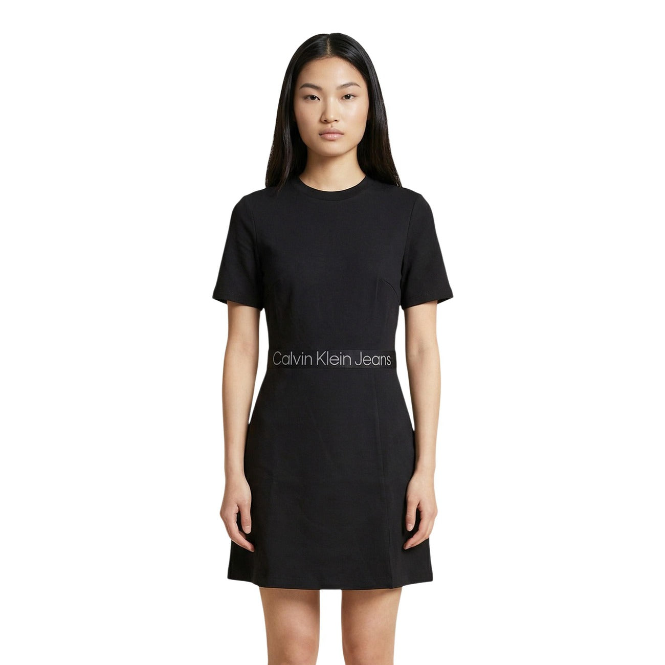 Calvin Klein Jeans Abito nero corto Donna. Realizzato con 66% viscosa, 30% nylon, 4% elastam/lycra. Scollo tondo e arricchita dal logo Calvin Klein Jeans posizionato in modo discreto sul punto vita. Vista frontale 