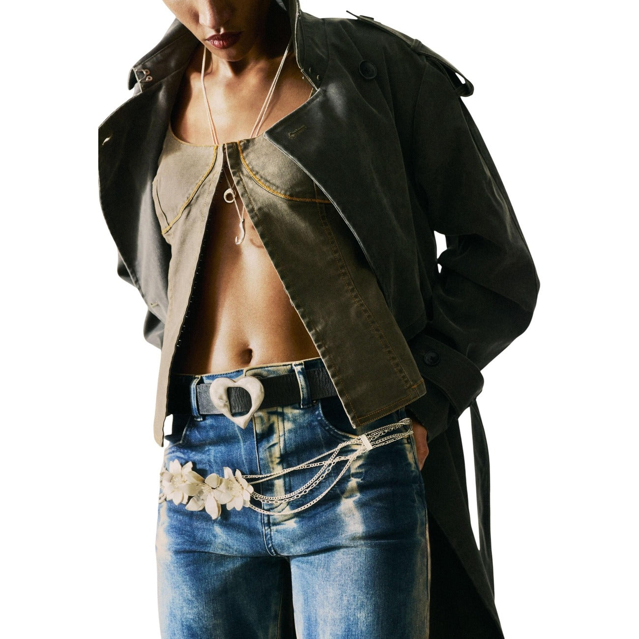 Dettaglio cintura Desigual donna nera con fibbia a cuore metallica e design elegante