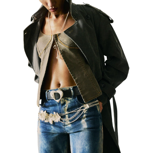 Dettaglio cintura Desigual donna nera con fibbia a cuore metallica e design elegante