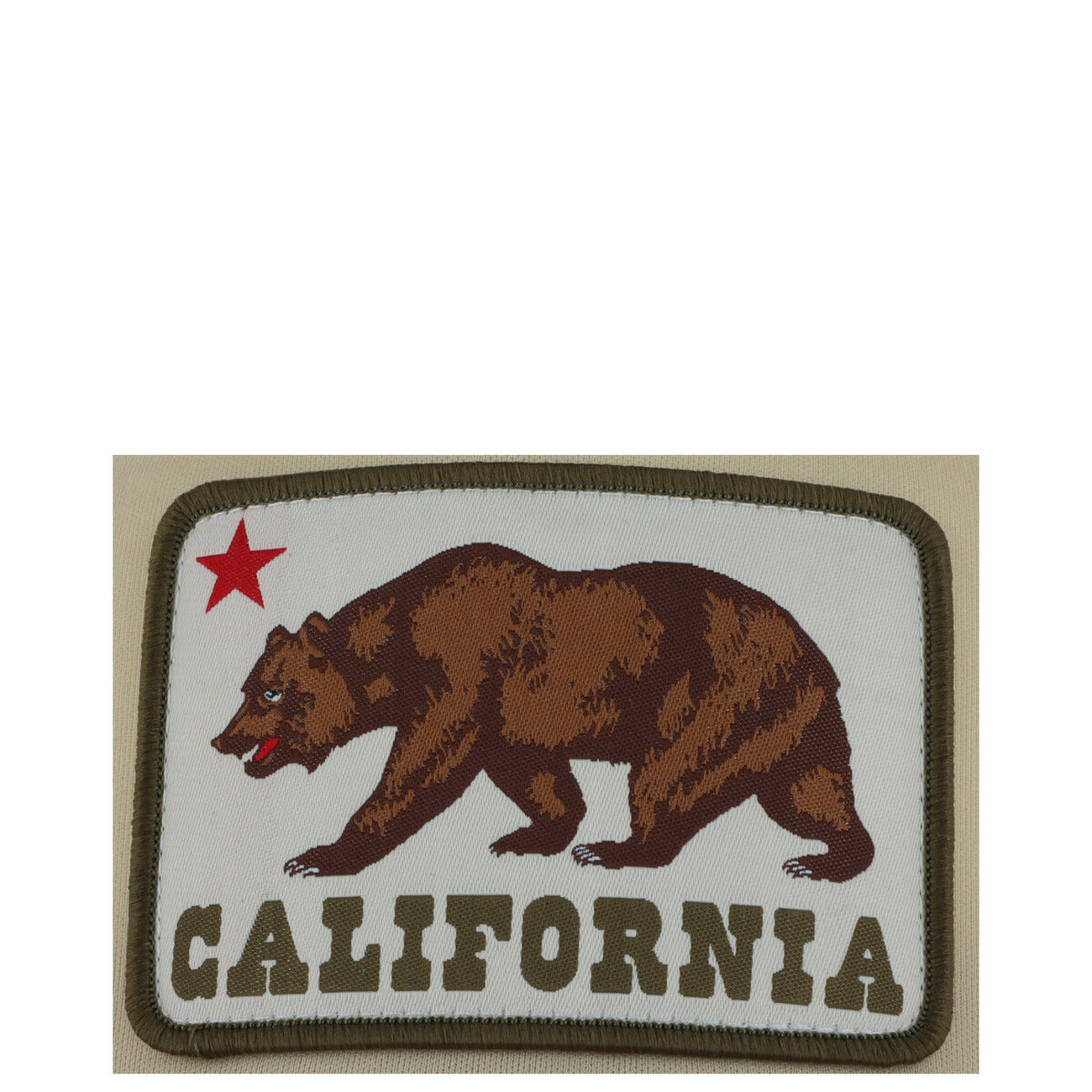 Cappello a 5 pannelli in schiuma e rete; stampa camouflage su visiera, cordino in nylon, chiusura snapback. Stile trucker urban e traspirante. Dettaglio logo 