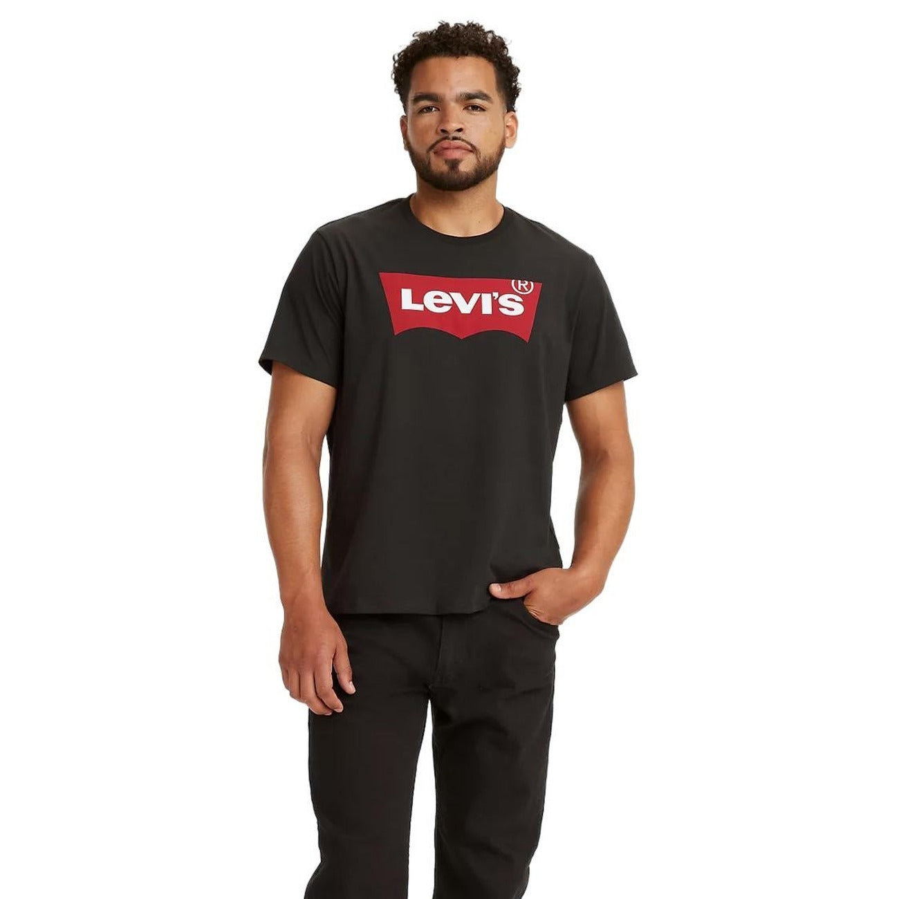 T-shirt Levi's Uomo Nera; 100% Cotone Jersey. Stampa grafica, maniche corte, scollo tondo. Vestibilità regolare/attillata, lavabile a 30°C. Stile casual intramontabile. Vista frontale 