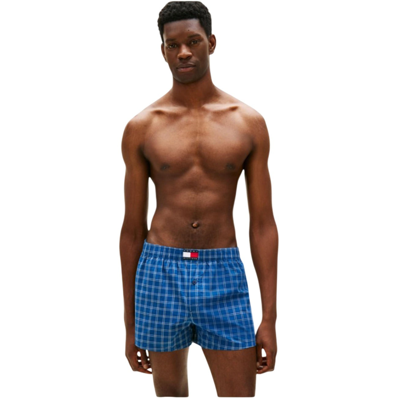 Set 3 Boxer Tommy Hilfiger; Quadri, Righe e Tinta Unita. 100% Cotone Rigenerato. Tessuto non elastico (woven), bottone centrale, elastico logato. Traspiranti, sostenibili e confortevoli. Blu chiaro 