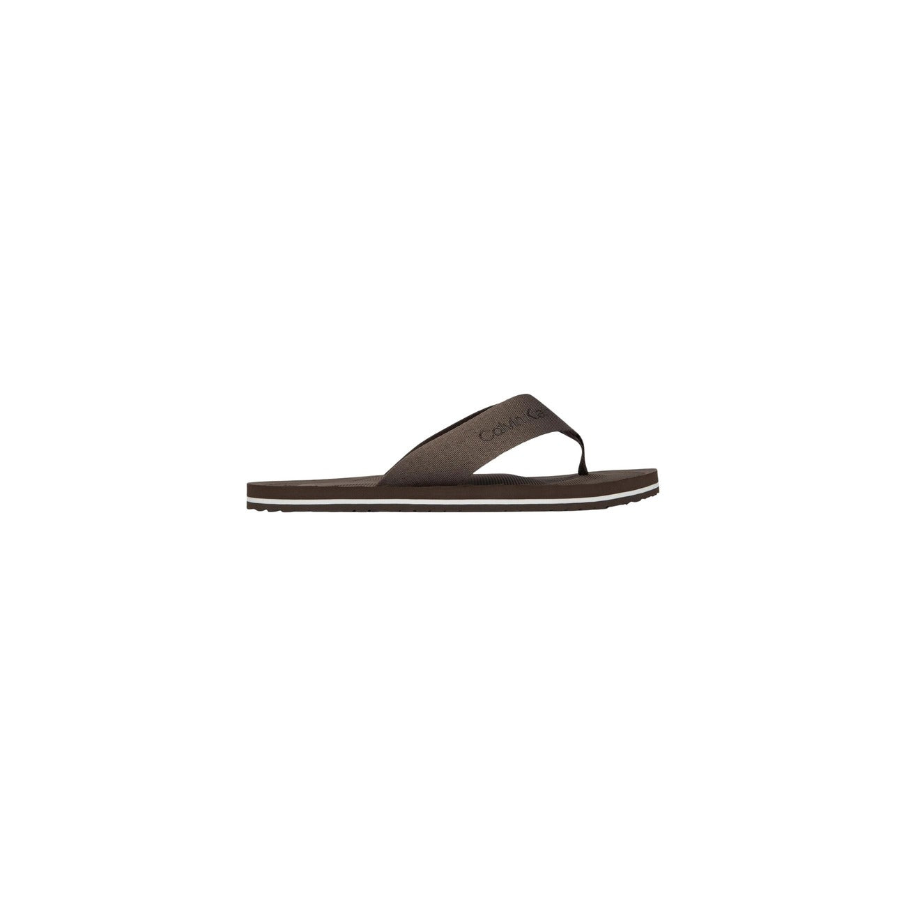 Infradito Calvin Klein HM0HM02106; 100% Poliestere. Doppia stampa logo, suola grip, fascia ampia. Ciabatte uomo mare e piscina, leggere e resistenti per la PE26. Colore marrone vista laterale 