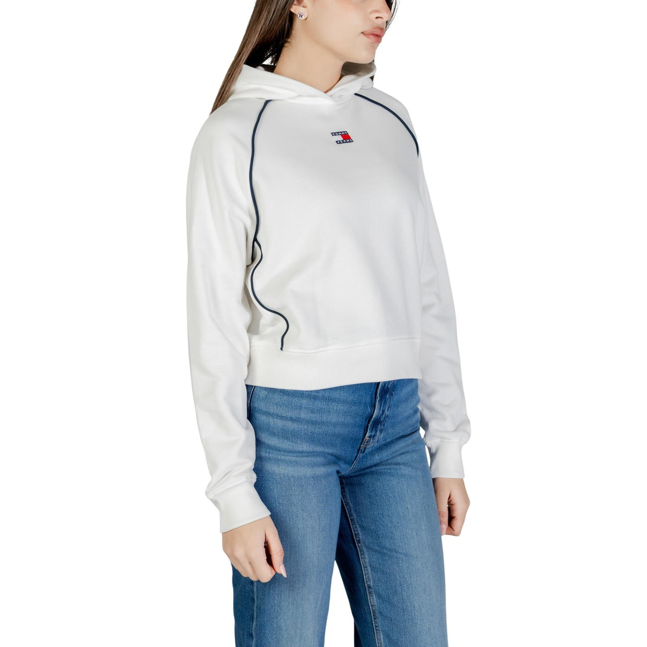 Felpa Relaxed Tommy Jeans; Bianco. 100% Cotone Organico. Cappuccio, maniche raglan, dettagli a contrasto. Vestibilità comoda, stile eco-friendly e iconico. Frontale laterale 