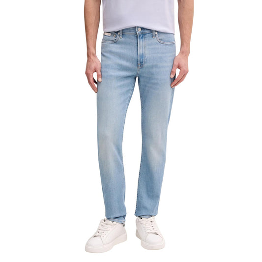 Jeans Slim Calvin Klein; Blu. 85% Cotone, 13% Poliestere Riciclato, 2% Elastan. Vita media, 5 tasche, chiusura con cerniera. Vestibilità asciutta e tessuto elasticizzato sostenibile. Vista frontale 