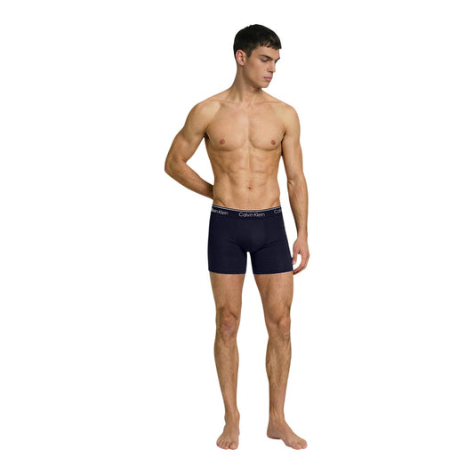 Pack 3 Boxer Brief CK; blu scuro. Microfibra di poliestere riciclato e 12% elastam. Fascia logata iconica, vestibilità aderente, asciugatura rapida. Comfort tecnico per ogni stagione.